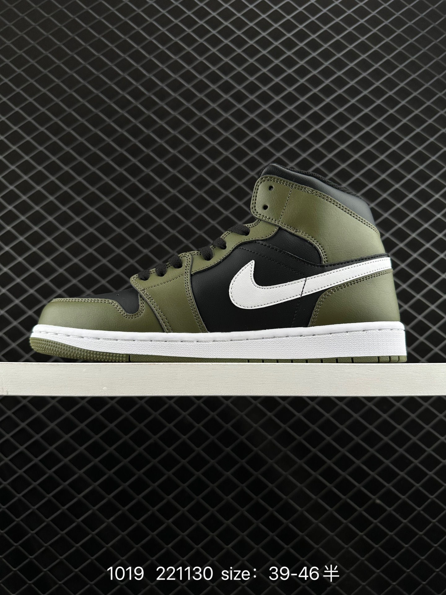 NIKE Air Jordan 1 Retro Mid”Reverse Black Toe“